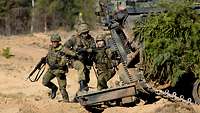 Deutsche Soldaten verlassen einen Schützenpanzer Marder
