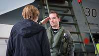 Deutscher Soldat begrüßt Bundeskanzlerin Merkel
