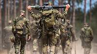 Soldaten auf Übungsplatz mit Ausrüstung