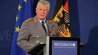 Wieker am Rednerpult beim Weißbuch-Workshop