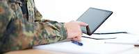 Ein Soldat arbeitet an einem Tablet