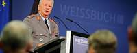 Wieker am Rednerpult beim Weißbuch-Workshop
