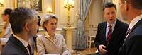 Ministerin von der Leyen mit Experten im Gespräch