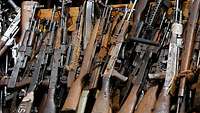 Viele Waffen liegen auf einem Tisch