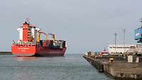 Das Containerschiff verlässt den Hafen.