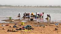 Land und Leute an einer Wasserstelle in Koulikoro, Mali